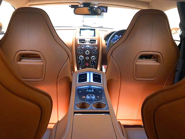 ファーストクラスのリアシート。(17/19枚) アストンマーチン ラピード S タッチトロニック3