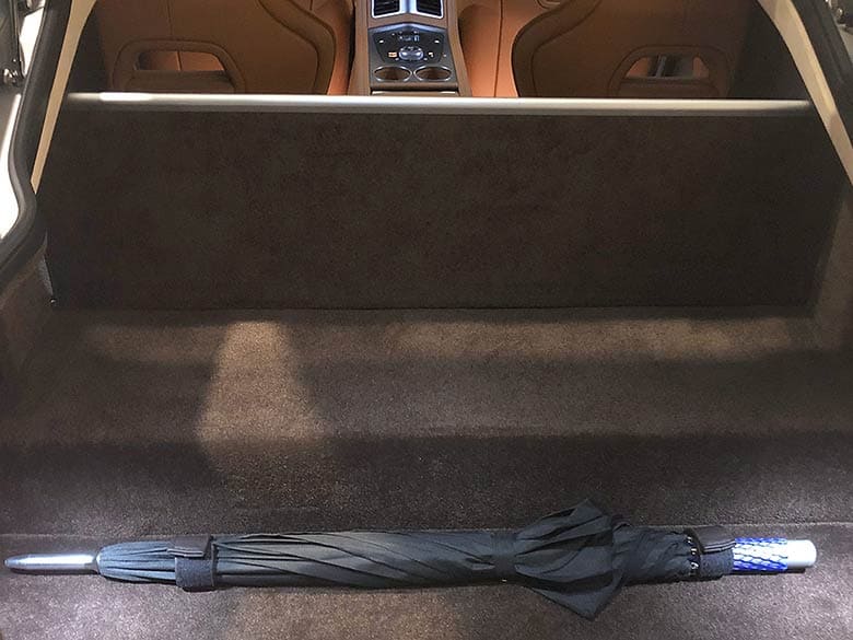 開口部が大きく使いやすいラゲッジスペース。傘は純正オプションです。 (18/19枚) アストンマーチン ラピード S タッチトロニック3