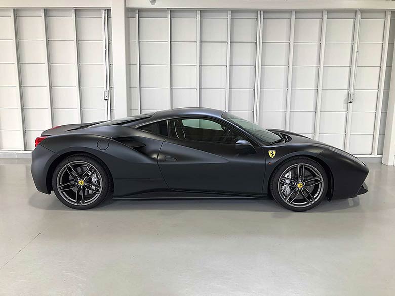 マットブラックの効果でより引き締まった印象を与えるサイドビュー (4/21枚) フェラーリ 488GTB F1 DCT - マットブラック