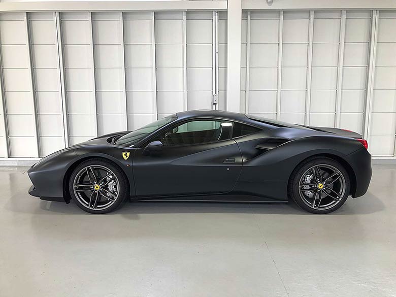 サイドの大型インテークはエンジンとインタークーラーを冷却 (5/21枚) フェラーリ 488GTB F1 DCT - マットブラック