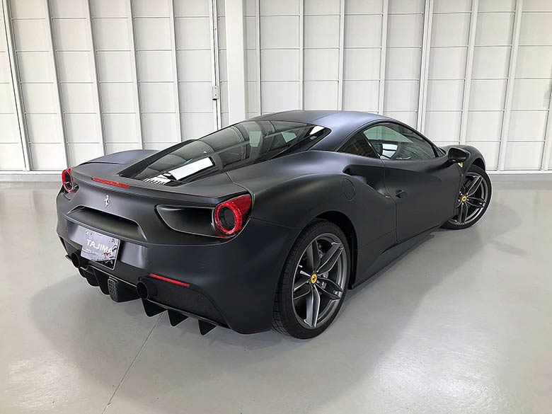 マットブラックの効果で、様々な面の表情が楽しめるリヤクウォータービュー (6/21枚) フェラーリ 488GTB F1 DCT - マットブラック