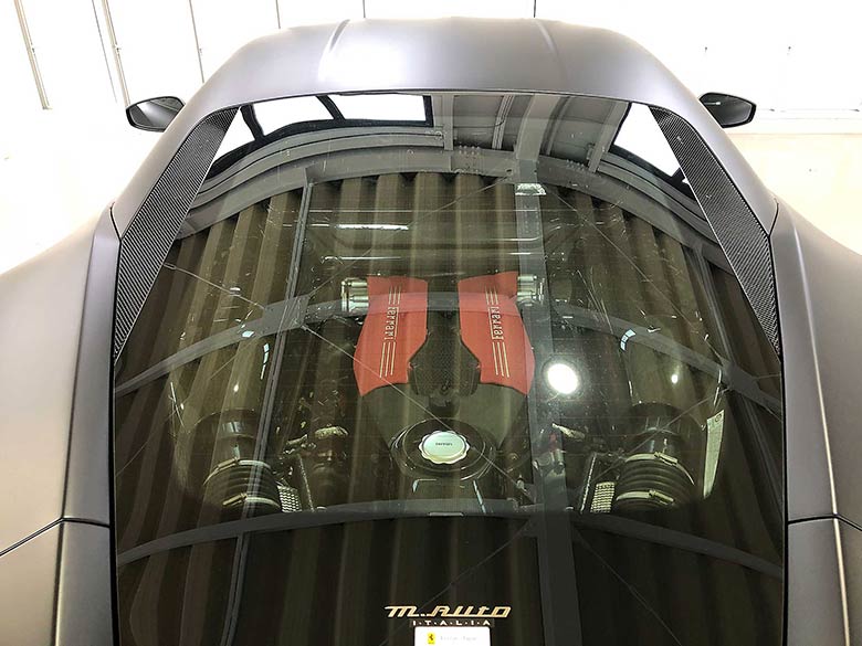 ガラスフードからは、新開発のV8ターボエンジンが覗けます。(10/21枚) フェラーリ 488GTB F1 DCT - マットブラック