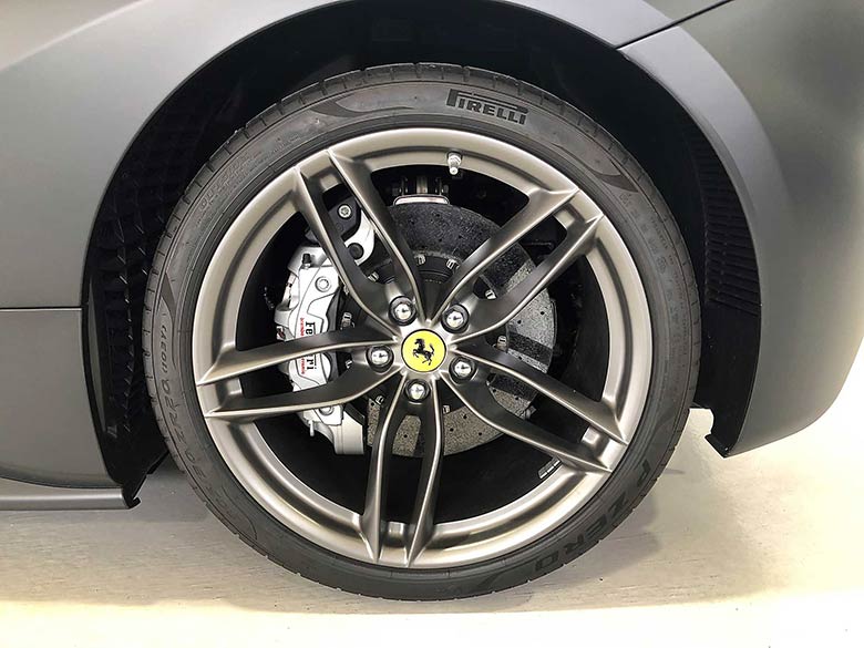 タイヤはピレリ P-ZERO(13/21枚) フェラーリ 488GTB F1 DCT - マットブラック