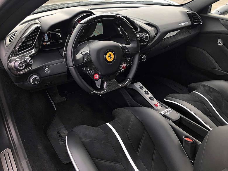 スパルタンなブラックのインテリア(14/21枚) フェラーリ 488GTB F1 DCT - マットブラック