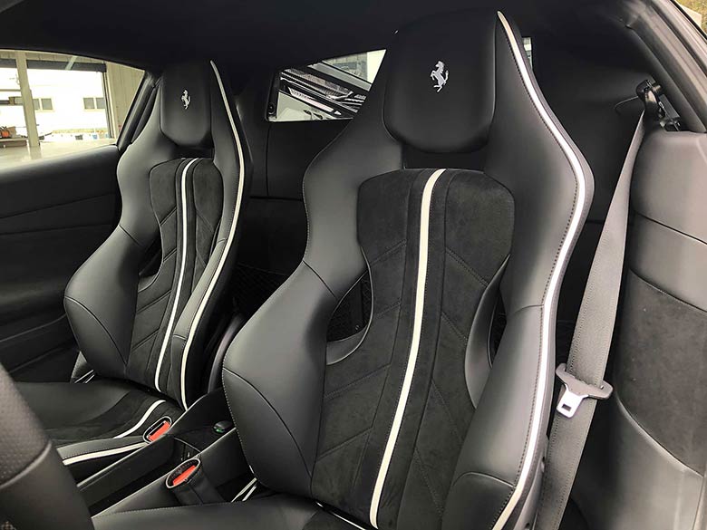 ヘッドレストには“跳ね馬”が(16/21枚) フェラーリ 488GTB F1 DCT - マットブラック