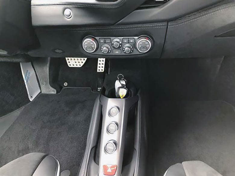 センタートンネルには「F1」トランスミッションのモード切替スイッチ(18/21枚) フェラーリ 488GTB F1 DCT - マットブラック