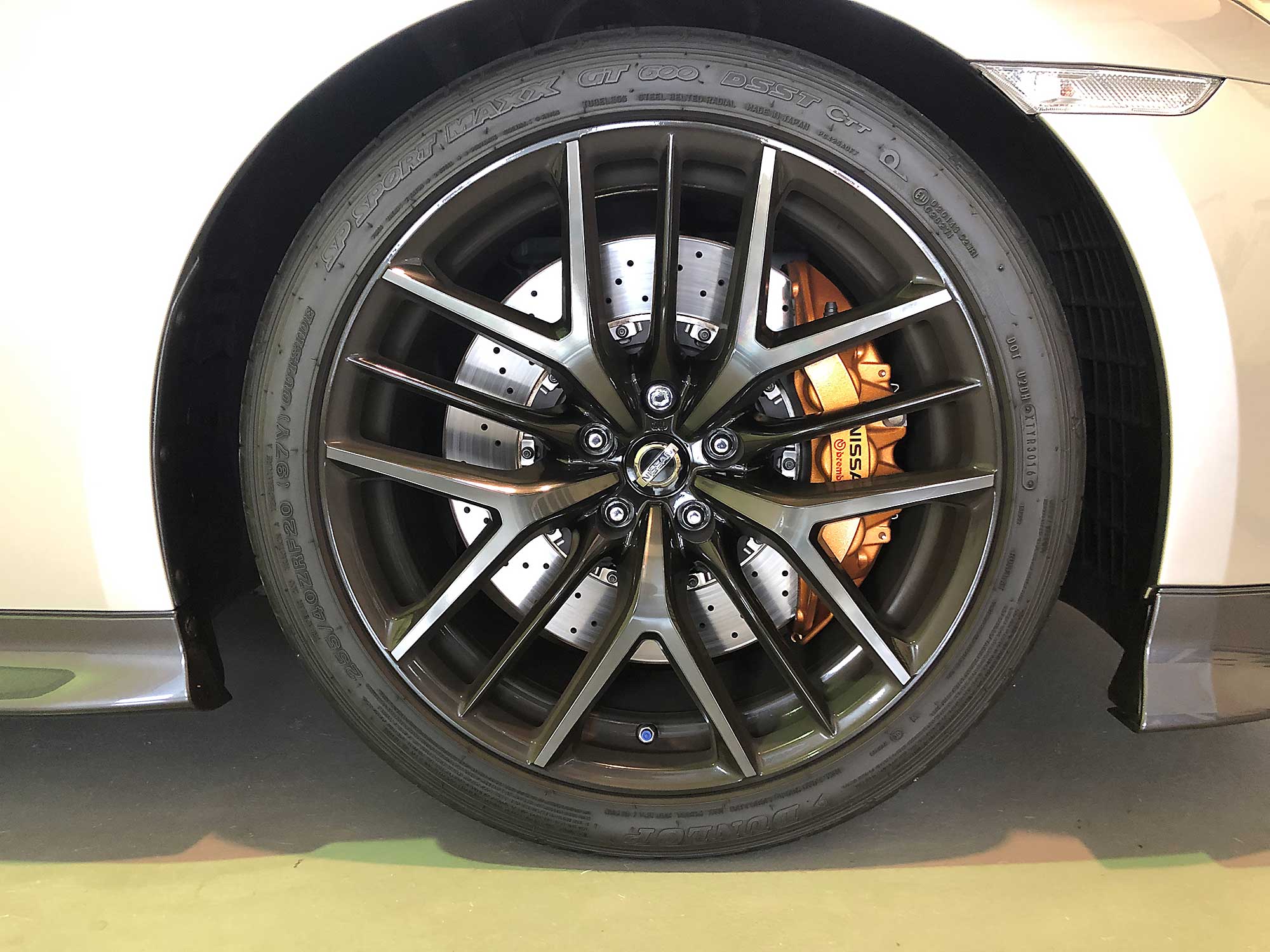 日産 GT-R 3.8 プレミアムエディション 4WD - シルバー 2016 日産 GT-R 3.8 プレミアムエディション 4WD - シルバー 2016