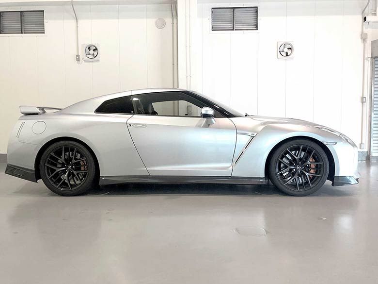 日産 GT-R 3.8 プレミアムエディション 4WD - シルバー MY17モデル570PS。アルティメットシルバー。下取りワンオーナー車両です。 (4/20枚)