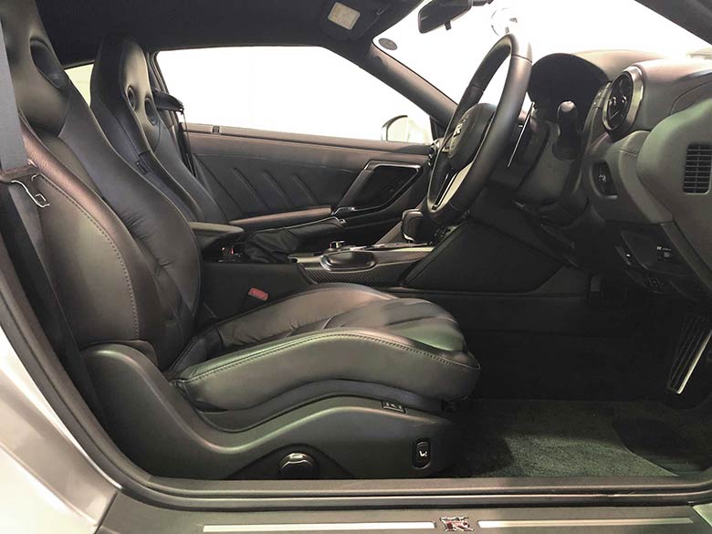 日産 GT-R 3.8 プレミアムエディション 4WD - シルバー 本革スポーツシート。パワーシート、シートヒーター付き。綺麗で使用感ございません。 (8/20枚)