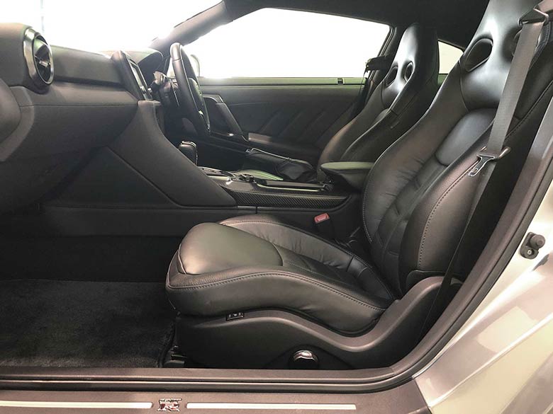 日産 GT-R 3.8 プレミアムエディション 4WD - シルバー 本革スポーツシート。パワーシート、シートヒーター付き。綺麗で使用感ございません。 (10/20枚)