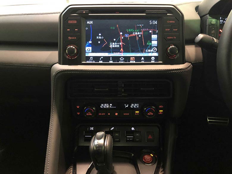 日産 GT-R 3.8 プレミアムエディション 4WD - シルバー ミュージックBOX、CD、DVD、BlueTooth、USB、地デジ等フル装備の8型ナビ搭載。 (14/20枚)