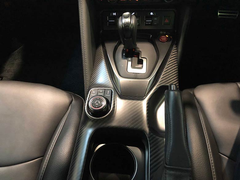 日産 GT-R 3.8 プレミアムエディション 4WD - シルバー ナビコマンダーも装備。MY17のGR6型ミッションは耐久性とスムーズさが増しました。 (15/20枚)