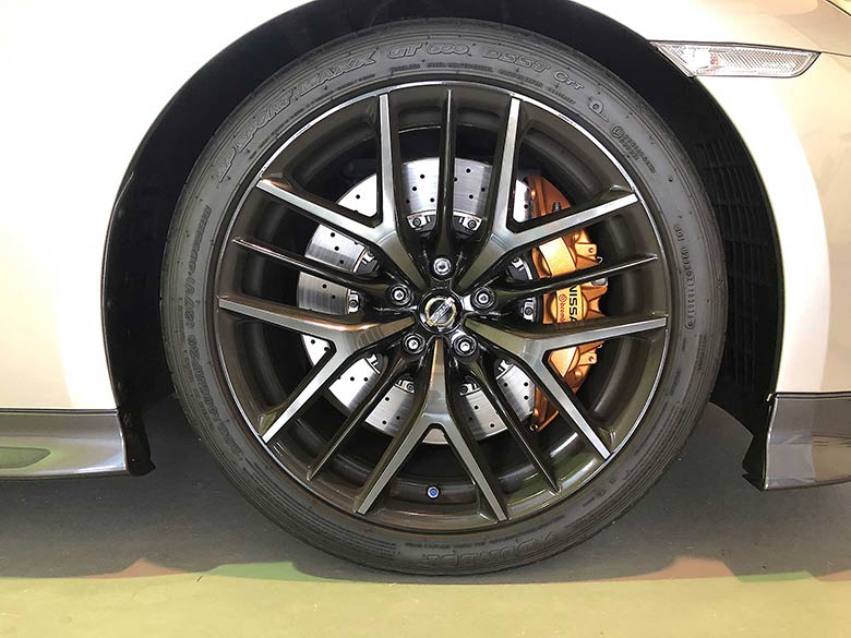 日産 GT-R 3.8 プレミアムエディション 4WD - シルバー ブレンボ6ポッドキャリパーに390ｍｍドリルドローター。20インチレイズホイール、ランフラットタイヤが装備。 (20/20枚)