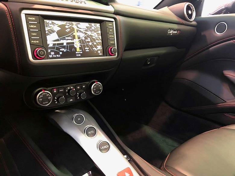 フェラーリ カリフォルニアT F1 DCT - ブラックメタリック タッチパネルインフォテイメントシステム (10/19枚)