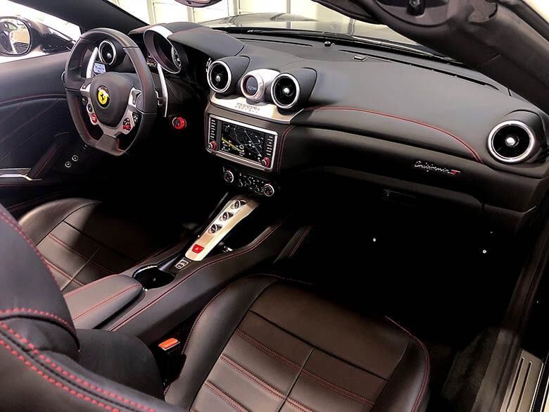 フェラーリ カリフォルニアT F1 DCT - ブラックメタリック レッドステッチ (13/19枚)