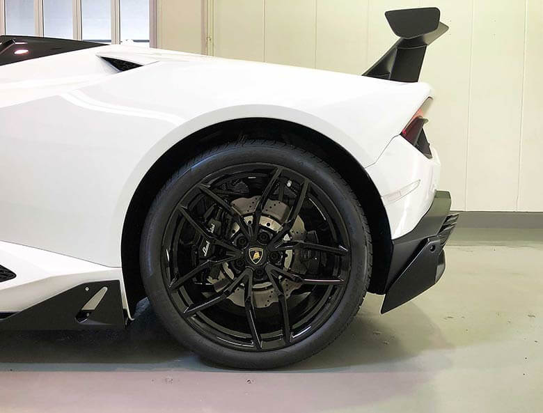 ランボルギーニ ウラカンスパイダーRWD (LDF)　純正エアロキット付き - ハイグロスブラック20インチホイール (20/38枚)