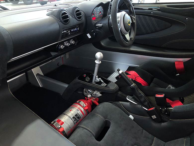 ロータス エリーゼ CUP250 GP EDITION - ブラック 日常にもワインディングにもサーキットでも乗りこなしできます。サーキット走行に備えて消火器も装着済み。 (15/31枚)