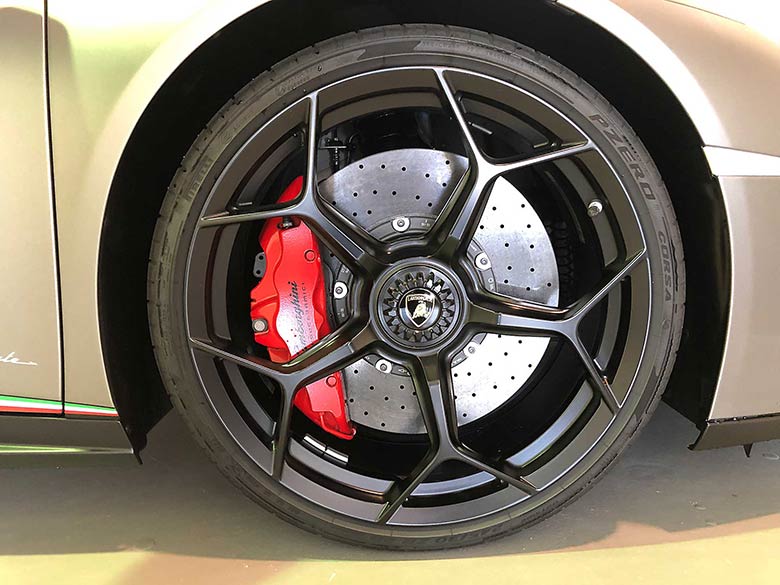 ランボルギーニ ウラカン ペルフォルマンテ (LDF) 4WD - グレー Rims Loge forged 20inch with black central locking / Pirelli Pzero Corsa (18/19枚)