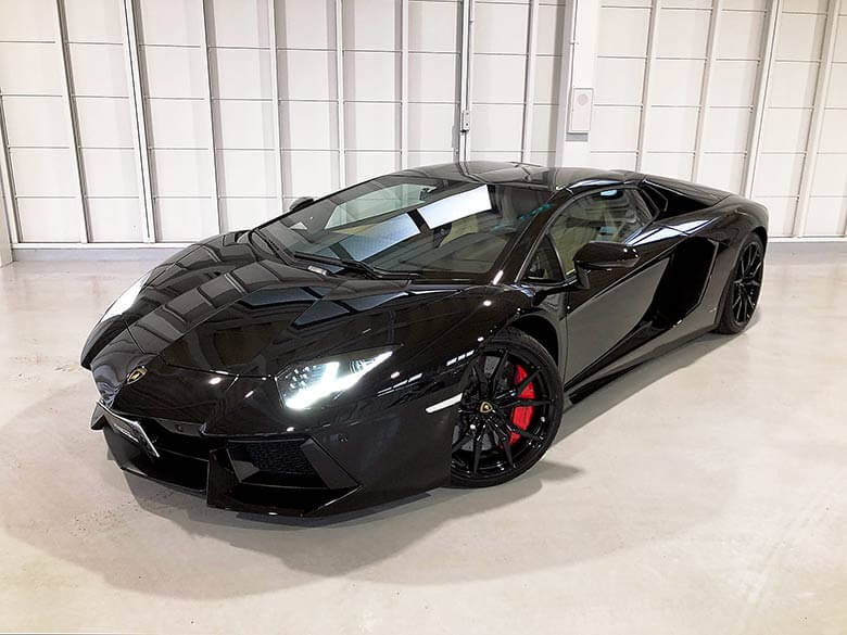 スポーツカーの定番色、ブラックが美しい個体です。 (2/19枚)  ランボルギーニ アヴェンタドール ロードスター LP700-4 ブラック MY2015