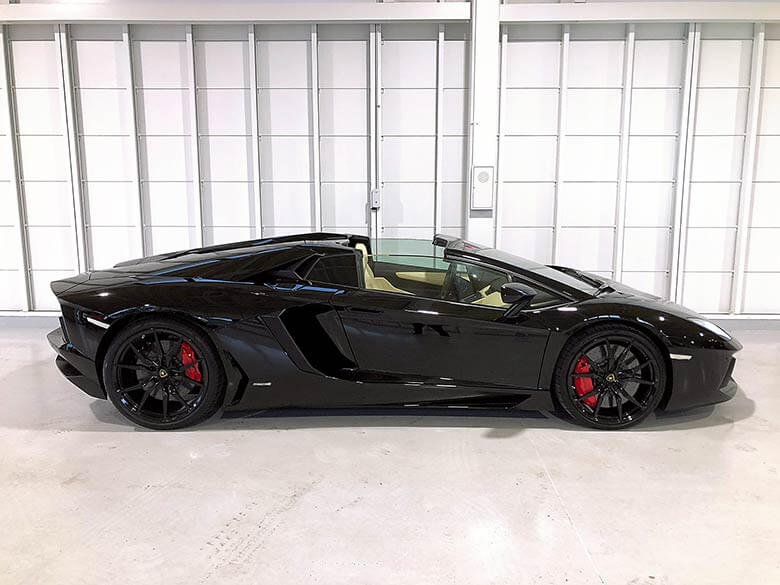 オープン状態でもランボルギーニらしさを強く主張するサイドビュー (5/19枚) ランボルギーニ アヴェンタドール ロードスター LP700-4 ブラック MY2015