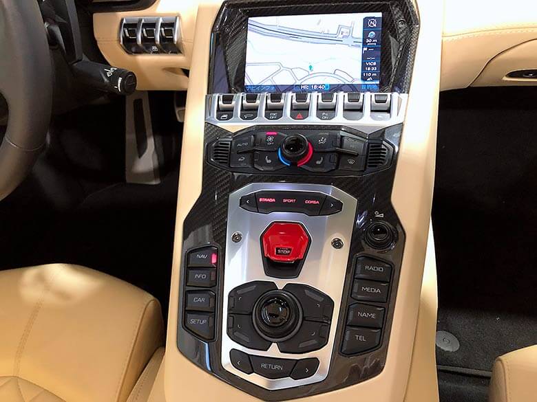 Travel Package (17/19枚) ランボルギーニ アヴェンタドール ロードスター LP700-4 ブラック MY2015