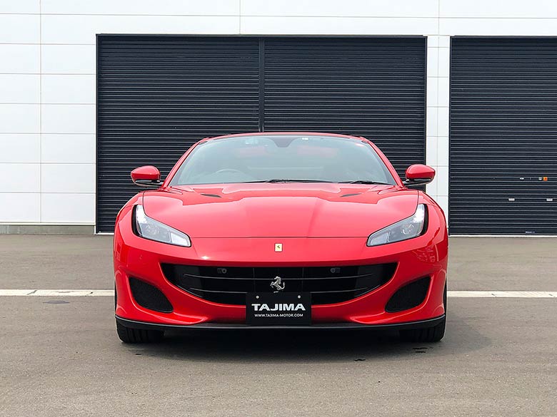 フェラーリ ポルトフィーノ 3.9ターボ F1 DCT - レッド 攻撃的なフロントボディ。フェラーリデザインセンターが手がけた秀逸なデザイン。 (2/20枚)