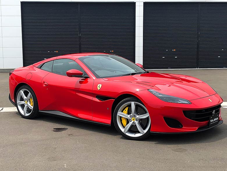 フェラーリ ポルトフィーノ 3.9ターボ F1 DCT - レッド フロントホイールアーチを経て気流を排出しドラッグを軽減するエアインテークを装備。 (3/20枚)