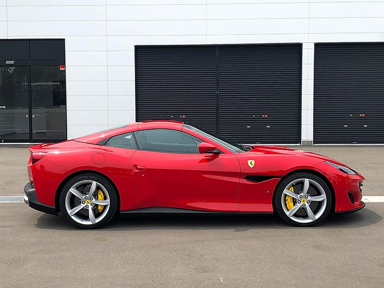 フェラーリ ポルトフィーノ 3.9ターボ F1 DCT - レッド クローズド状態では美しいファストバッククーペの佇まい (7/20枚)