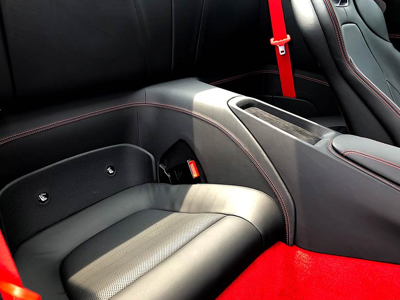 フェラーリ ポルトフィーノ 3.9ターボ F1 DCT - レッド トランクスルー仕様で長物の荷物も積載可能です。 (12/20枚)