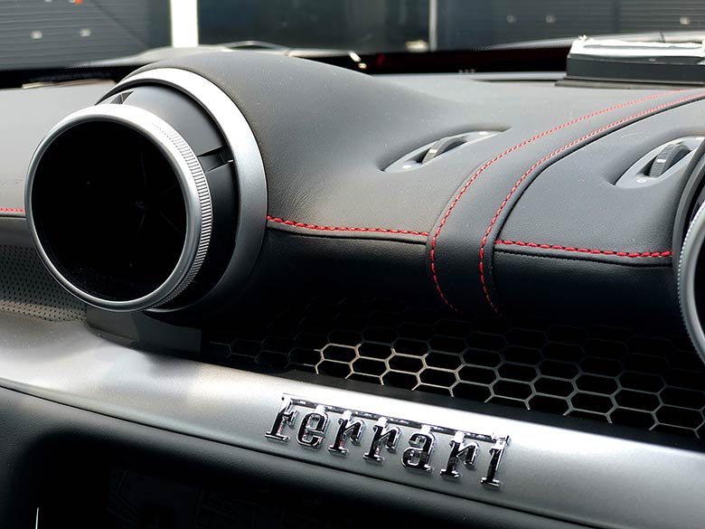 フェラーリ ポルトフィーノ 3.9ターボ F1 DCT - レッドブラックレザーに鮮やかなRossoの刺繍が施されています。 (13/20枚)