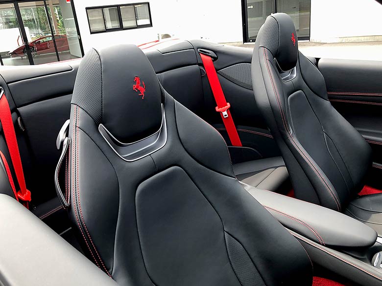 フェラーリ ポルトフィーノ 3.9ターボ F1 DCT - レッド ”跳ね馬”の刺繍が施されたヘッドレスト (16/20枚)