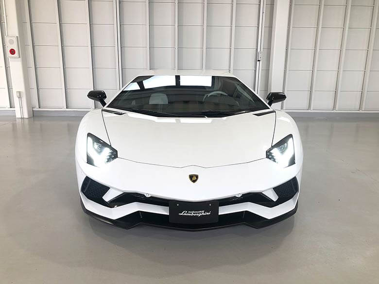 ランボルギーニ アヴェンタドール S - Bianco Isis(ホワイト) MY2017 改良により、発生ダウンフォース量が30%増したフロントまわり(3/20枚)
