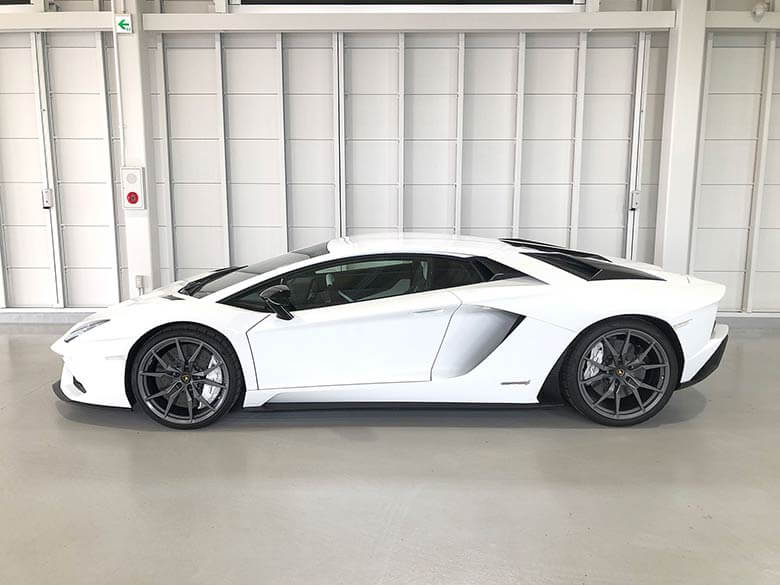 ランボルギーニ アヴェンタドール S - Bianco Isis(ホワイト) MY2017 FRフェラーリらしいリヤスタイル (6/20枚)