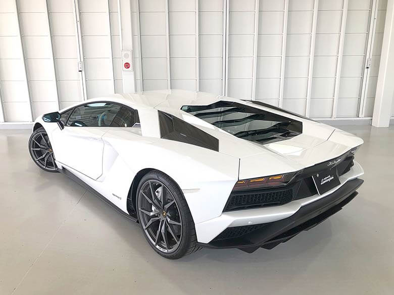 ランボルギーニ アヴェンタドール S - Bianco Isis(ホワイト) MY2017 ガラスエンジンボンネット。V12エンジンが覗きます。(10/20枚)