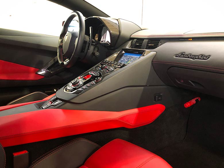 赤×黒のレザーが使用された、バイカラースポルティーボインテリア (14/19枚) ランボルギーニ アヴェンタドール S - Rosso Mars(レッド) MY2019