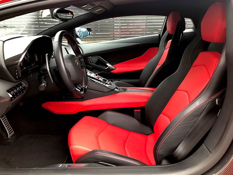 赤×黒のレザーが使用された、バイカラースポルティーボインテリア  (17/19枚) ランボルギーニ アヴェンタドール S - Rosso Mars(レッド) MY2019