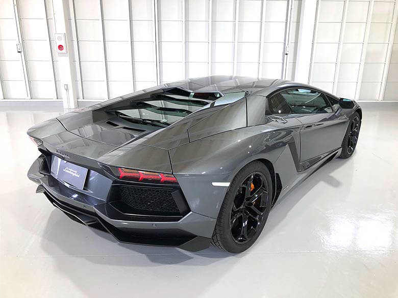 駆動方式はディアブロから続くランボルギーニの伝統ともいえる4輪駆動（4WD） (9/18枚) ランボルギーニ アヴェンタドール LP700-4 グレーメタリック MY2012