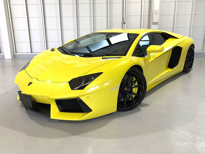 アドペルソナムカラーの鮮やかなイエローが美しい個体です。 (2/19枚)  ランボルギーニ アヴェンタドール LP700-4 イエローメタリック MY2014