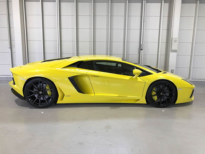 オープン状態でもランボルギーニらしさを強く主張するサイドビュー (5/19枚) ランボルギーニ アヴェンタドール LP700-4 イエローメタリック MY2014