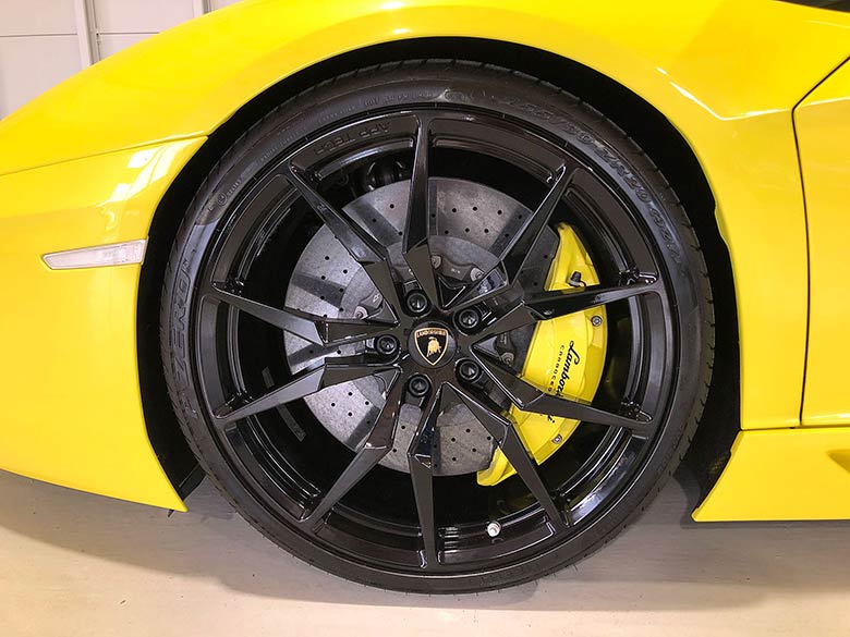 駆動方式はディアブロから続くランボルギーニの伝統ともいえる4輪駆動（4WD） (9/19枚) ランボルギーニ アヴェンタドール LP700-4 イエローメタリック MY2014