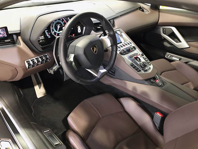 ダークブラウンのインテリア (12/19枚) ランボルギーニ アヴェンタドール LP700-4 イエローメタリック MY2014