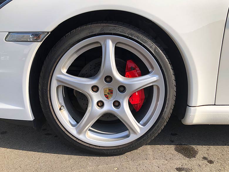 ホワイトボディに19インチホイールとレッドブレーキキャリパーの組み合わせ (9/19枚)-ポルシェ 911カレラS(997) 6MT ホワイト