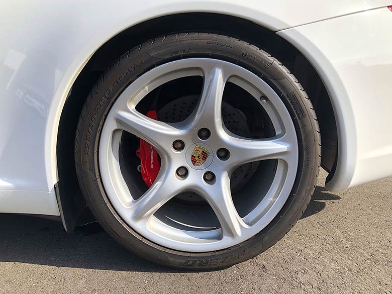 オプションの19インチホイールは、4本共に大きな損傷はありません  (10/19枚)-ポルシェ 911カレラS(997) 6MT ホワイト