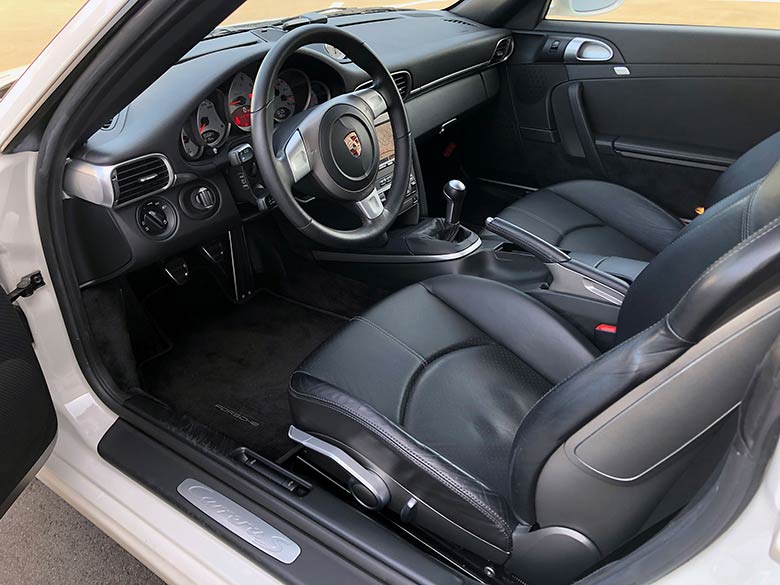 内装は落ち着いたブラックレザーにアルミニウムルック仕上げ (12/19枚)-ポルシェ 911カレラS(997) 6MT ホワイト