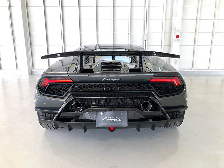 ランボルギーニ ウラカン ペルフォルマンテ (LDF) 4WD - メタリックグレー 前後のパーキングセンサー・リアビューカメラ・リフティングシステムを装備しておりますので駐車の際も御安心下さい。 (3/21枚)