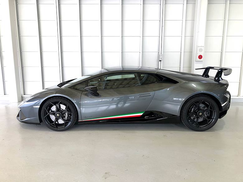 ランボルギーニ ウラカン ペルフォルマンテ (LDF) 4WD - メタリックグレー サイドから見て頂くアングルでも空力性能が向上した事が実感して頂けます。 (5/21枚) (5/21枚)