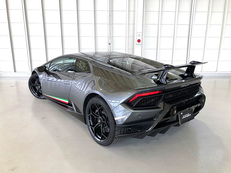 ランボルギーニ ウラカン ペルフォルマンテ (LDF) 4WD - メタリックグレー リアウィングのインナーチャンネルは左右に分かれ、高速でのコーナリングに最適な エアロ・ベクタリングを行います。 (9/21枚)