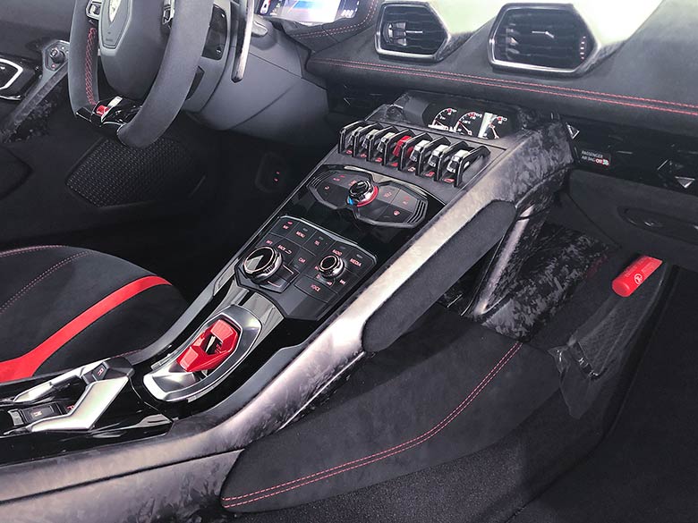 ランボルギーニ ウラカン ペルフォルマンテ (LDF) 4WD - メタリックグレー コントロールパネルもセンターに集約されており操作性を高めています。 (10/21枚)