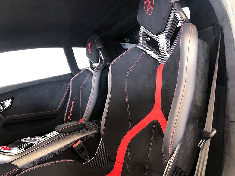 ランボルギーニ ウラカン ペルフォルマンテ (LDF) 4WD - メタリックグレー レザーとは違った高級感が感じられるアルカンターラを採用しております (13/21枚)