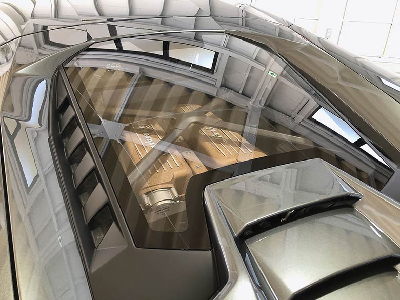 ランボルギーニ ウラカン ペルフォルマンテ (LDF) 4WD - メタリックグレー 一目でランボルギーニと認識できるTransparent Engine withcarbon forgedengine bay（ガラスボンネット）を装備。 (15/21枚)